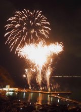追悼の花火、夜空焦がし　富津・竹岡漁港　【東日本大震災１４年】