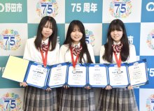 「純白の結婚式」表現　スイーツ甲子園で準優勝・岩根瑠依華さん、渡部莉乃羽さん、早苗沙和さん　【ひと模様】