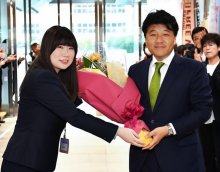 「スピード感持ち運営」　伊藤市長２期目初登庁　香取
