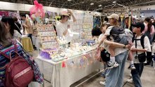 メッセで大型フリマ開幕　掘り出し物求め盛況　ＧＷ後半スタート