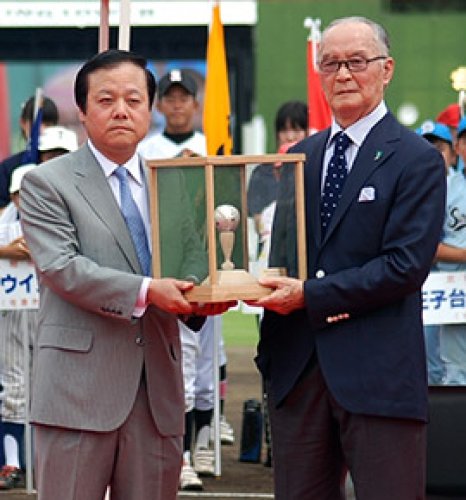 蕨市長（左）から市民栄誉賞の記念品「銀のボール」を受け取る長嶋氏＝１２日午後、佐倉市岩名の長嶋茂雄記念岩名球場