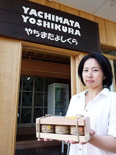 セミナー受講者の“第１号創業者”となった木村さん。先月末にピーナツバターを販売する「やちまたよしくら」をオープンした＝八街市吉倉