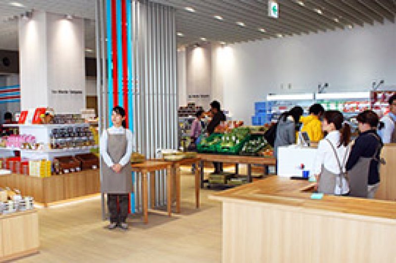 「渚の駅」に商業棟完成　土産物屋やレストラン出店　取れたて鮮魚など販売　絶好ロケーション　館山