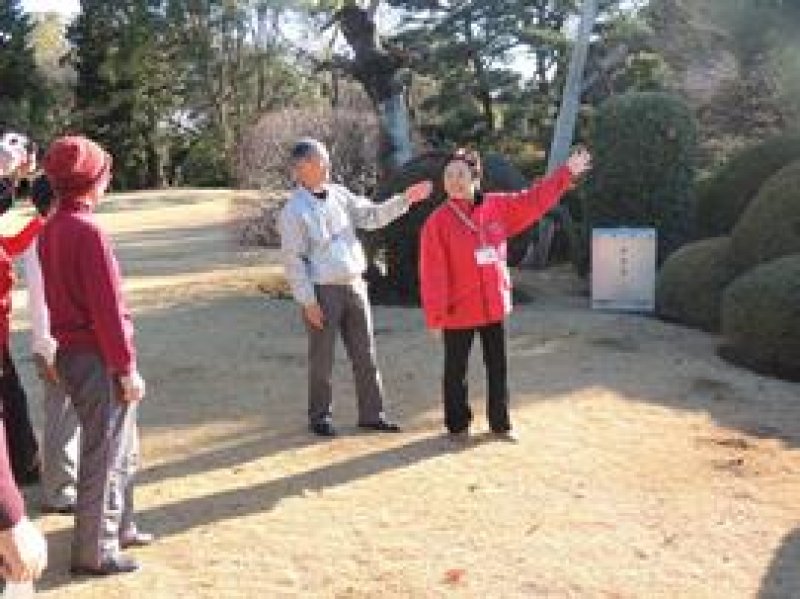 戸定邸庭園から見える屋外風景を解説するガイド