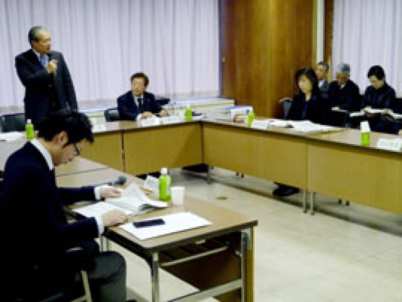 本年度４億８千万円の収支不足見込みが報告された銚子市行財政改革審議会＝１５日、銚子市役所