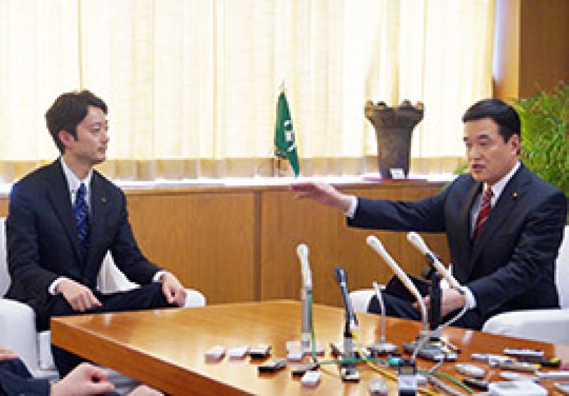 指定廃棄物の処分場候補地選定について小里副大臣（右）から説明を受ける熊谷市長＝２４日午後、千葉市役所
