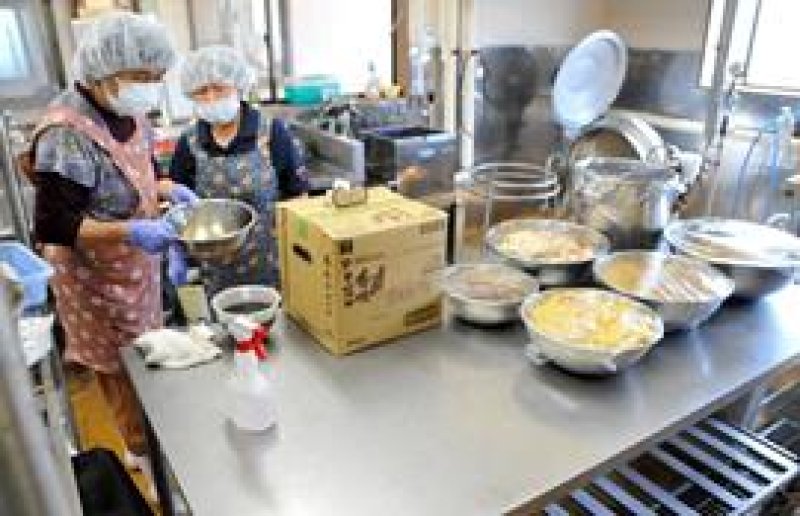 オープンに向け、さくらの郷の加工場では食材の準備が進んでいる＝１０日、長柄町