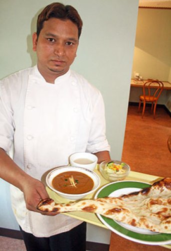 昼の人気メニューはカレー１種、サラダ、スープにナンもしくはライスが付くセット（８００円）