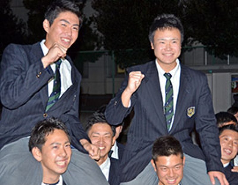 千葉ロッテから５位指名された原嵩投手（左上）と東京ヤクルトから６位指名された渡辺大樹内野手（右上）。チームメートに祝福される＝専大松戸高