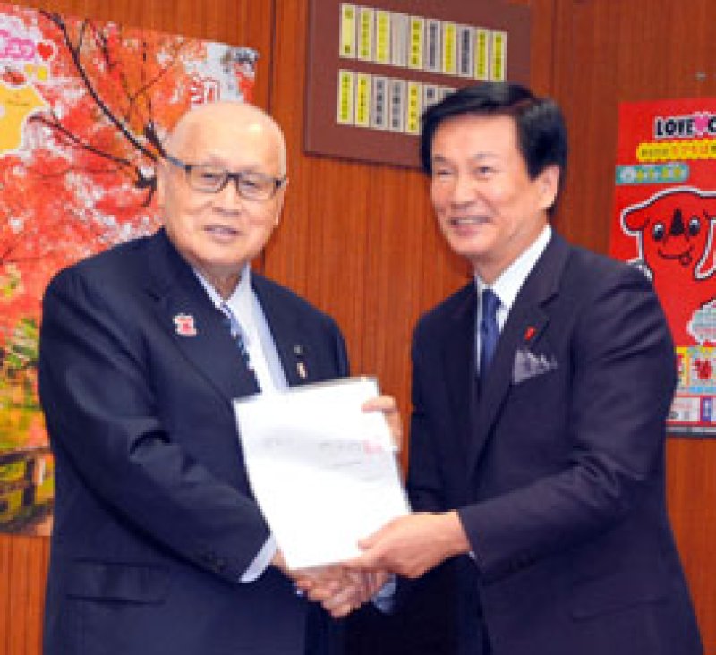 千葉県庁を訪問した２０２０年東京五輪・パラリンピック組織委員会の森喜朗会長（左）と握手し、競技開催の協力態勢を確認した森田健作知事＝９日