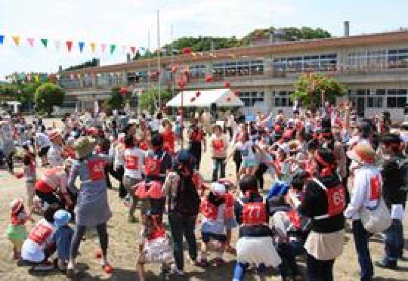 廃校を舞台に開かれた「おにぎりのための運動会」。県内外から多くの人が訪れ、にぎわいが創出された＝５月６日、市原市徳氏のＩＡＡＥＳ
