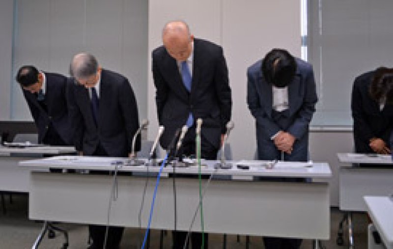 患者の検体取り違えで誤った手術に至り、謝罪する県がんセンターの永田病院長（中央）ら＝２５日、県庁