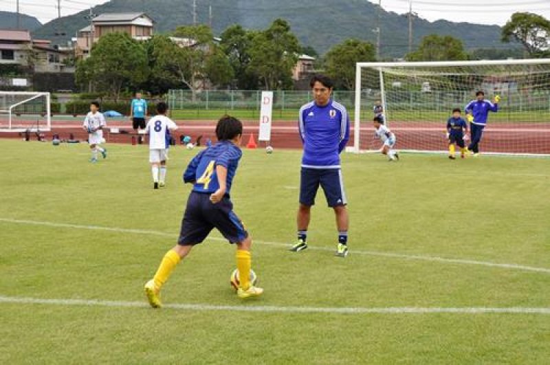 元スター選手が技術指導　児童ら「世界で戦いたい」　鴨川でサッカー教室