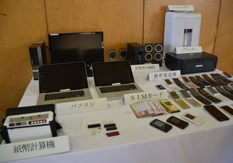 押収された携帯電話やパソコン＝２６日午後、千葉西署