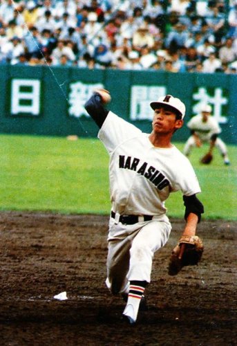 成東－習志野　３万５千人の観客が見つめる中、１失点で完投した習志野の小林＝１９８０年７月２７日、千葉県野球場