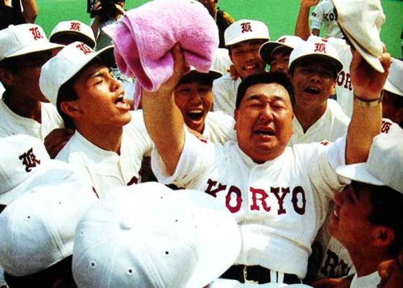 第７４回全国高校野球選手権千葉大会で優勝し、選手に胴上げされる拓大紅陵の小枝監督＝１９９２年７月２７日、千葉マリン