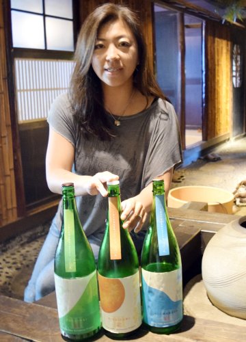 千葉日本酒活性化プロジェクトで造った酒を披露する林さん＝茂原市内