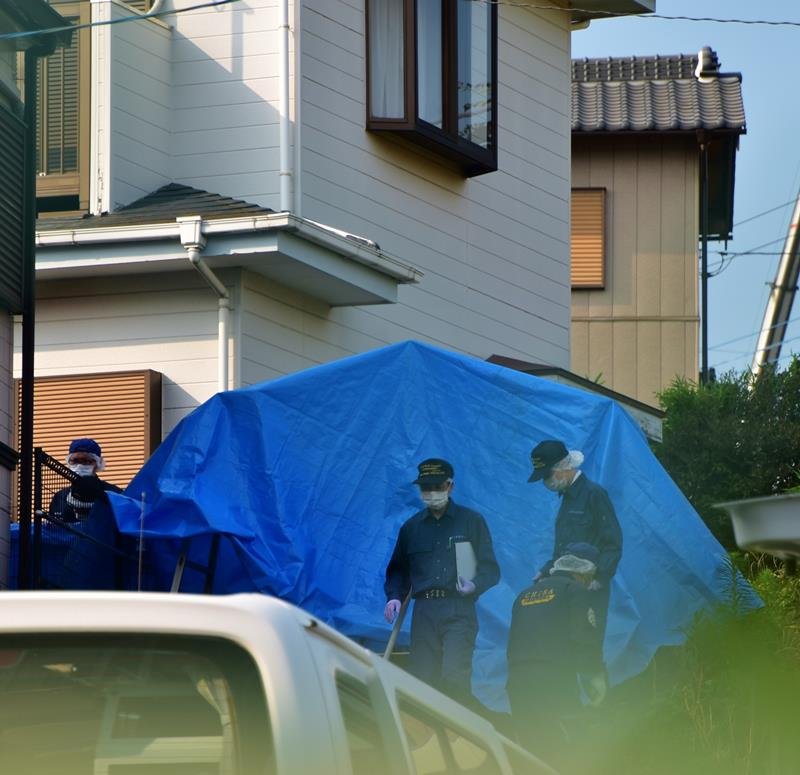 鷹仁被告は母親の恵美被告と協力して実家の庭に遺体を埋めていた。事件は４カ月以上たって発覚した＝昨年７月、茨城県取手市
