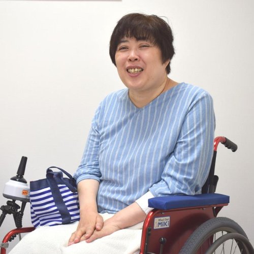 「障害を受け入れて、前向きになれた」と話す板倉さん＝市原市
