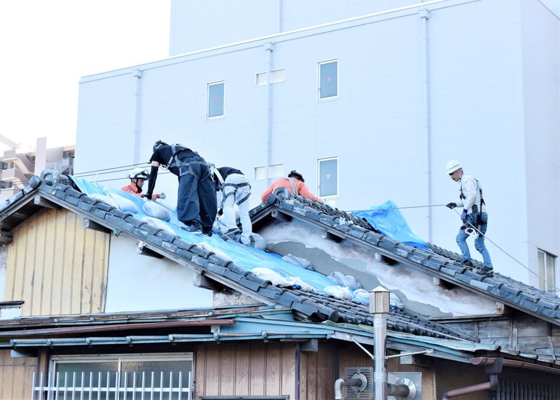 台風１５号では住宅にも深刻な被害が発生している。県内にはきょう１８日も降雨予報が出ており、各地で屋根を修復したり、ブルーシートで覆う作業が続いている