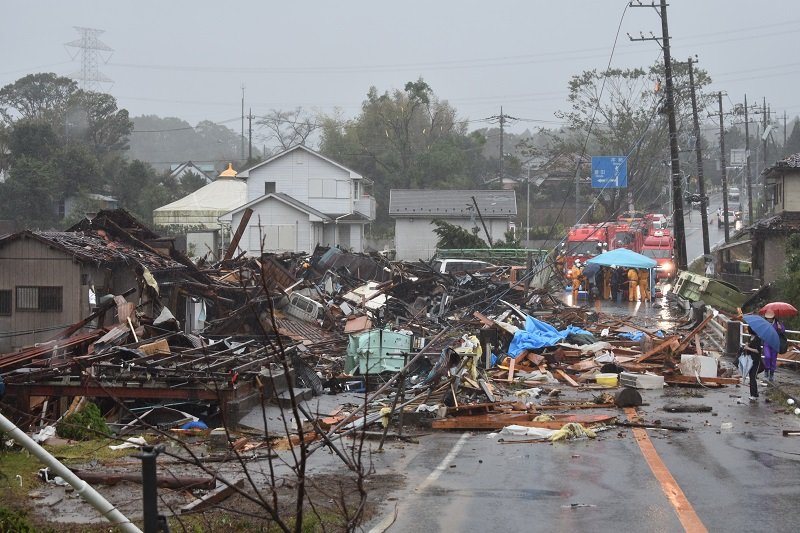 竜巻とみられる強風で被害を受けた住宅＝１２日午前９時５５分ごろ、市原市の市津地区