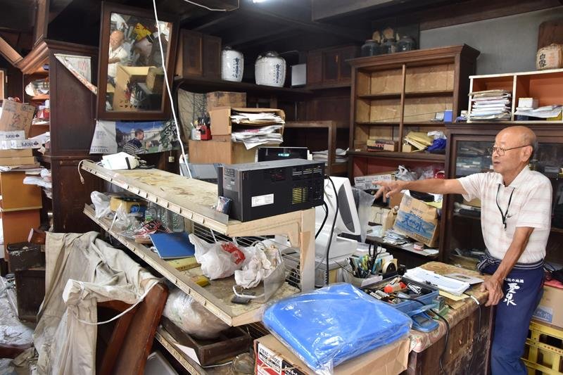 台風１５号で大きな被害を受けた店内＝１日午後２時２５分ごろ、館山市船形の白子屋酒店