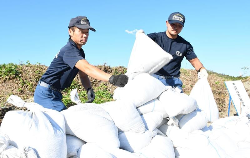 台風１９号の直撃に備え、市民が使う土のうを準備する市原市消防局の職員＝９日午後、市原市妙香