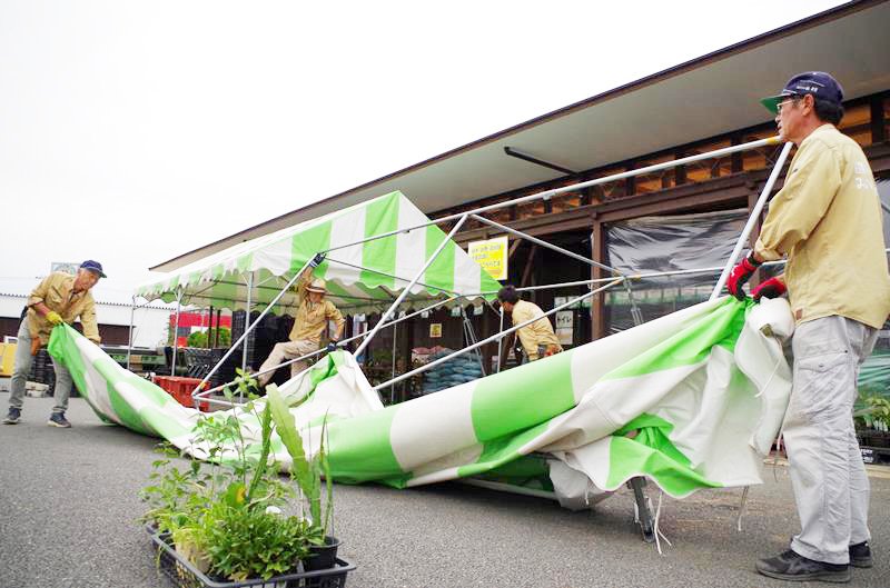 道の駅では花などの植木鉢を展示していた屋外のテントを片付ける対策に追われた＝１０日午後４時４０分ごろ、東金市田間
