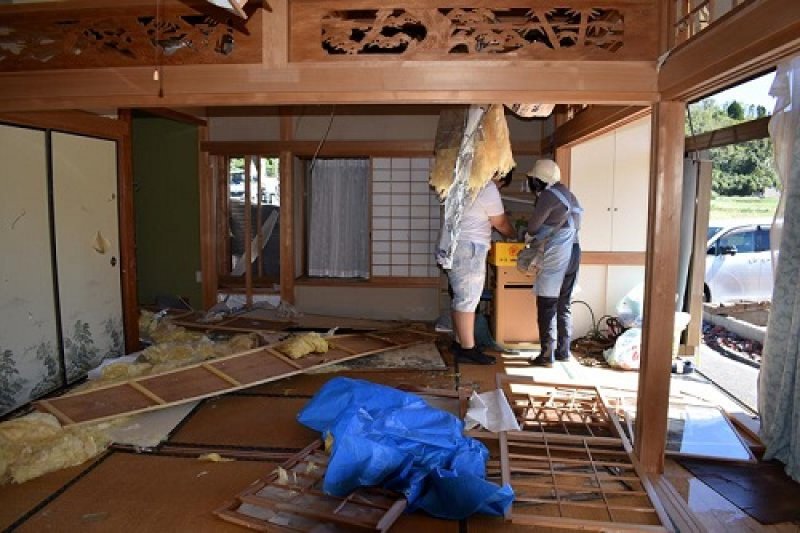 被災した住宅では、住民らが後片付けに追われた＝１３日午前１０時５５分ごろ、市原市永吉
