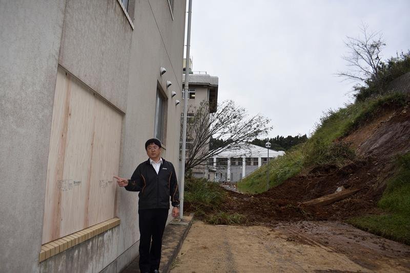 土砂崩れが発生した匝瑳市立八日市場第二中学校では、板で窓をふさぐなどして新たな崩落の発生に備えていた＝２１日午後