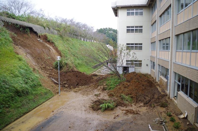 斜面が２度にわたり崩れ落ち、裏庭をふさいだ＝１９日午後１時半ごろ、匝瑳市立八日市場第二中学校