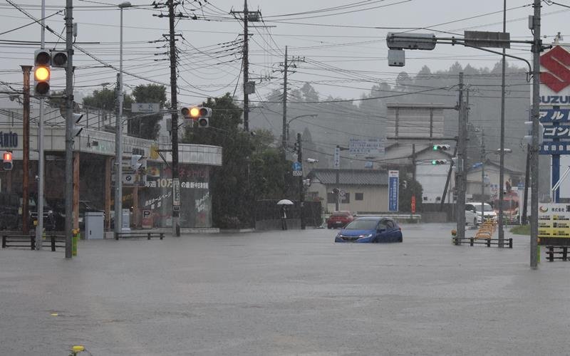 記録的な豪雨で道路が冠水し立ち往生した車＝１０月２５日午後、市原市の米沢交差点