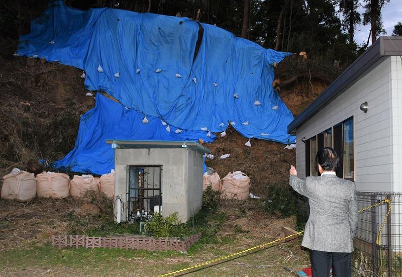 椎名公民館と子どもルーム（右）裏の崖で土砂崩れが発生した＝２０日午後、千葉市緑区富岡町