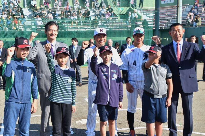 地元小学生から歓迎を受ける千葉ロッテの井口監督（後列左から２番目）。右端は亀田市長＝１日、鴨川市

