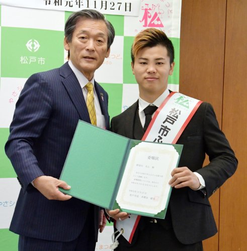 ふるさと納税をＰＲする大使に本郷谷市長（左）から委嘱された那須川さん＝松戸市
