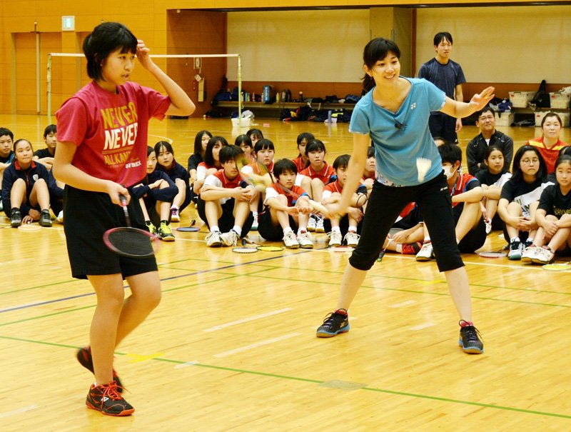 中学生とペアを組んで試合を行う潮田さん（右）＝１４日、印西市
