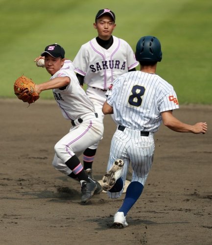中央学院―佐倉　１回裏中央学院１死一塁、加藤のゴロを佐倉・高原がさばき併殺に取る。走者飯山、後ろは遊撃手佐久間＝長嶋茂雄記念
