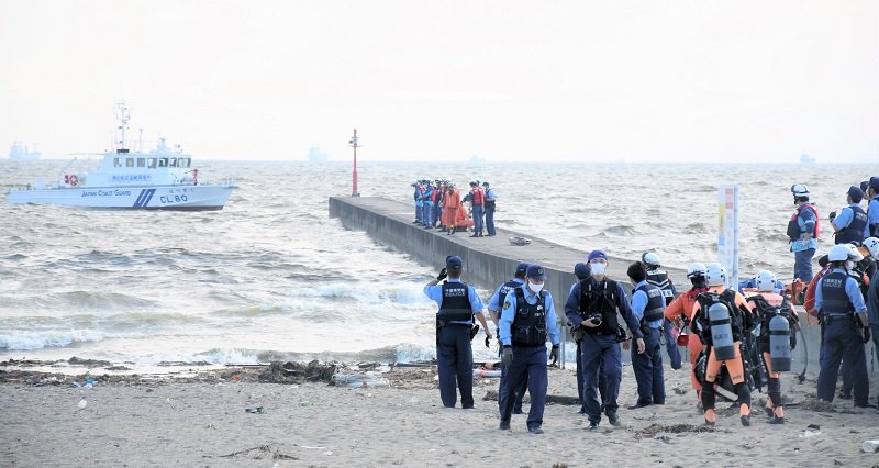 ３年続けて高校生が死亡する水難事故が起きた「幕張の浜」。今月の事故では、突堤から２人が飛び込み流された＝１７日、千葉市美浜区