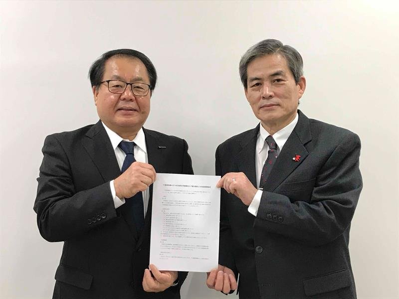 包括提携の協定書を手にする篠原理事長（右）と大澤社長＝２５日、千葉市中央区
