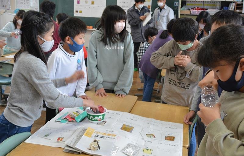 ゲーム形式でごみの分別体験を行う児童たち＝四街道市

