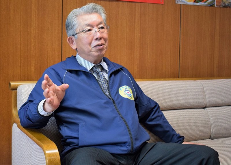 武漢からの帰国者を受け入れた当時について話す勝浦市の竹下副市長＝８日、同市役所