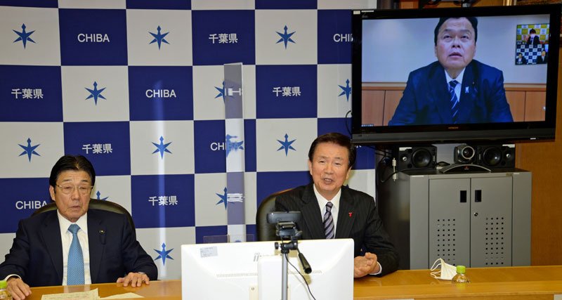 北千葉道路の建設促進について、オンライン形式で赤羽国交相（右上画面内）に要望する森田知事（右）と河上幹事長＝１９日、千葉県庁

