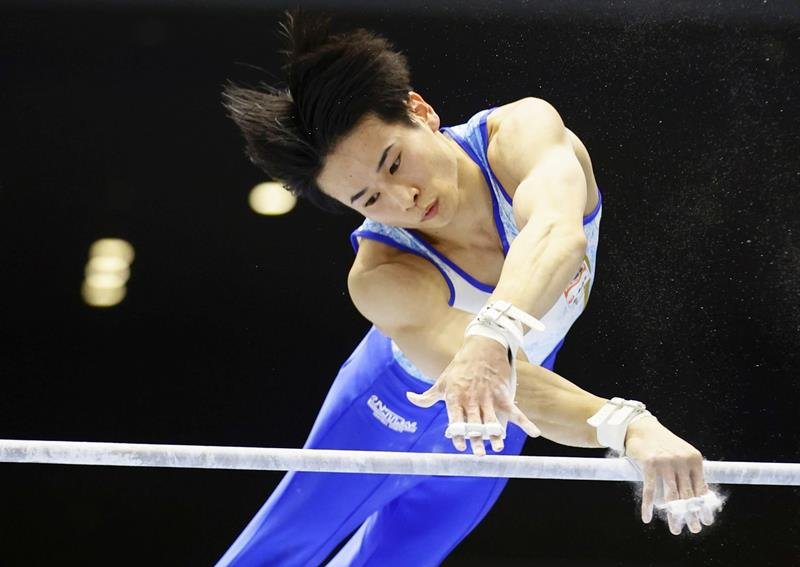 全日本体操選手権男子個人総合で優勝した萱和磨の鉄棒＝２０２０年１２月１３日、高崎アリーナ（共同）
