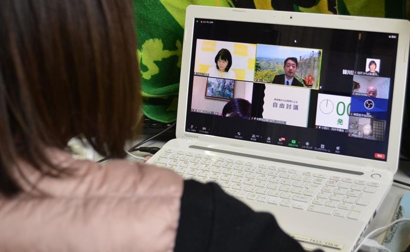 知事選の立候補予定者が出席して初めて行われた「オンライン公開討論会」。ＰＣ画面で配信内容をチェックする主催団体メンバー＝１２日夜、船橋市内の池沢美千世市議事務所
