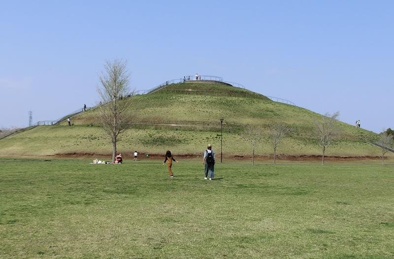 まるで古墳のような牧の原公園の「ひょうたん山」
