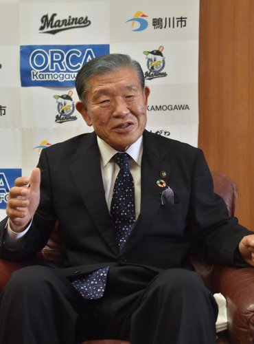 鴨川市の課題解決へのビジョンを説明する長谷川市長＝同市役所