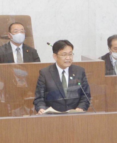 就任後初の議会であいさつする神谷市長（手前）＝２２日、千葉市議会本会議場