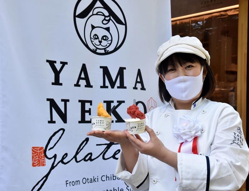 千葉県産の厳選食材で作ったジェラートを持つ富澤社長
