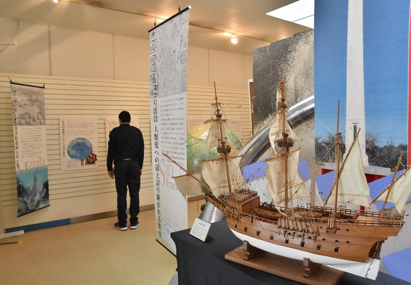 ガレオン船の模型などが展示されている企画展＝御宿町の歴史民俗資料館
