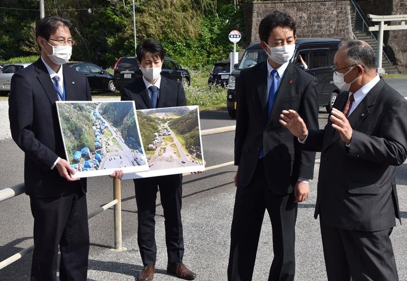 鋸南町の復興状況について白石治和町長（右）から説明を受ける熊谷知事（右から２人目）＝４月２７日、鋸南町岩井袋
